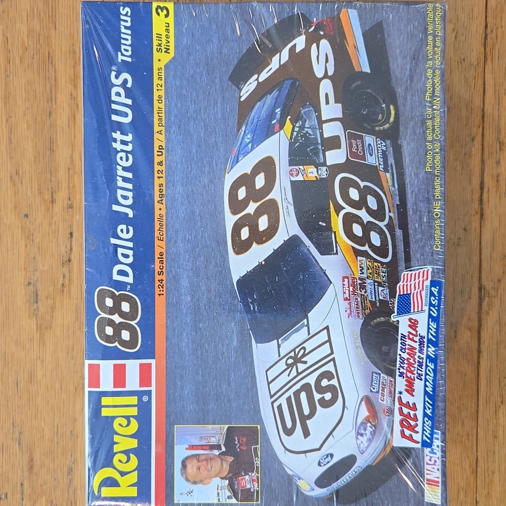 REVELL, 2002 L, Dale Jarrett UPS #88, Taurus, NASCAR , #85-2398, 1:24, USA, NIP - Picture 2 of 9